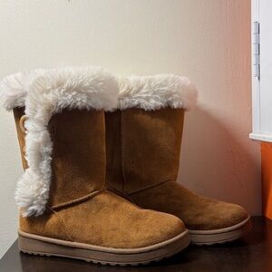 Cozy Tan Suede Boots with White Fur Trim